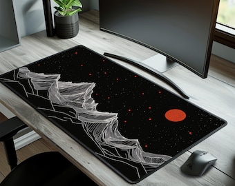 Puede incluir: Alfombrilla de ratón negra con un diseño de cordillera en blanco y negro, un sol rojo y estrellas blancas.
