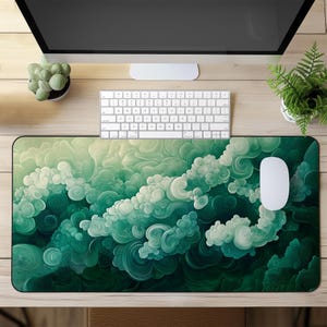 Könnte beinhalten: Eine Mauspad mit einem abstrakten Wolken-Design in Grün und Weiß. Das Design zeigt wirbelnde Wolken in Grün- und Weißtönen.