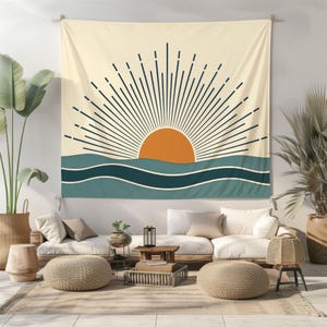 Pu&ograve; includere: Un grande arazzo da parete con un design minimalista del tramonto. Raffigura un sole arancione con raggi blu scuro sopra onde turchesi. Lo sfondo &egrave; di colore crema chiaro, creando un'estetica moderna e rilassante per l'arredamento della casa.