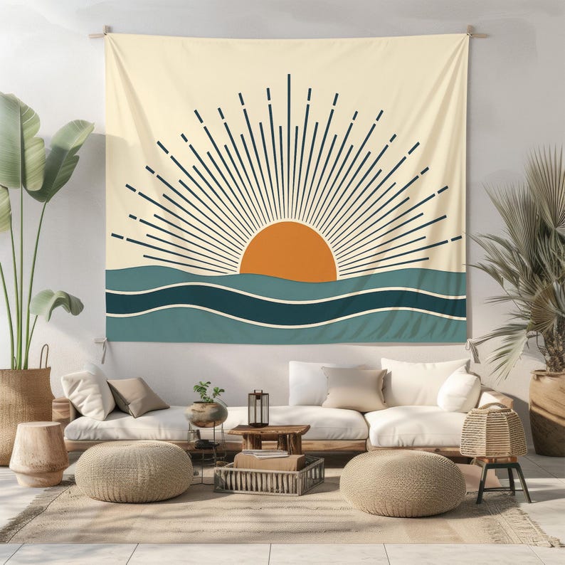 Pu&ograve; includere: Un grande arazzo da parete con un design minimalista del tramonto. Raffigura un sole arancione con raggi blu scuro sopra onde turchesi. Lo sfondo &egrave; di colore crema chiaro, creando un'estetica moderna e rilassante per l'arredamento della casa.