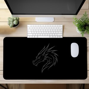 Svart drake skrivbordsmatta, minimalistisk drake musmatta, gotisk spelskrivbordsmatta, mörk fantasi datormatta, svart gamer kontorsdekor gåva