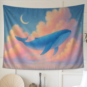 かわいいクジラのタペストリー壁飾り | 寝室や子供部屋にぴったりの夢のようなパステルカラーの海と空の美しさ、雲と月の中に浮かぶかわいいクジラのアート