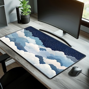 Könnte beinhalten: Eine blaue und weiße Mauspad mit Wolkenmuster auf dunkelblauem Hintergrund und einem dezenten Sternenmuster. Die Mauspad liegt auf einem Holztisch mit einem Computermonitor und einer Pflanze.