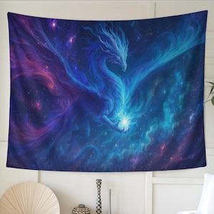 Puede incluir: Un tapiz mural con un dragón celestial en tonos azules, morados y rosas. El dragón está representado con alas etéreas y una esfera brillante, sobre un fondo estrellado. La obra evoca fantasía y asombro.