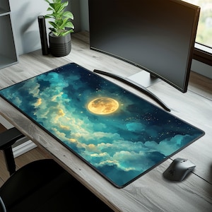 Può includere: Un grande tappetino per mouse con un design a cielo notturno con luna piena e nuvole. Il tappetino per mouse è su una scrivania di legno con un monitor per computer e una pianta in vaso.