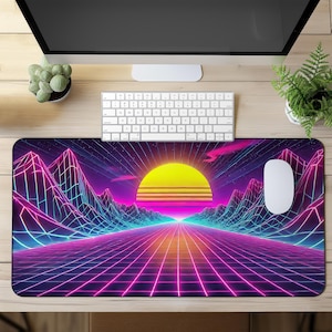 Può includere: Un tappetino per mouse in stile retrò con un motivo a griglia rosa, blu e viola neon, un tramonto con un sole giallo e montagne sullo sfondo.