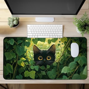 Op de afbeelding: Een zwarte kat met gele ogen kijkt uit achter een muur van groene bladeren. De vacht van de kat is zacht en pluche, en zijn ogen zijn helder en alert. De bladeren zijn weelderig en groen, en ze creëren een prachtige achtergrond voor de kat.