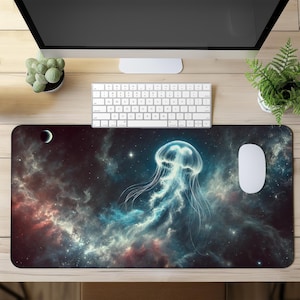 Könnte beinhalten: Ein rechteckiges Mauspad mit einer lebendigen Illustration einer Qualle in einem Nebel. Das Design zeigt eine blau-weiße Qualle vor einem Hintergrund aus wirbelnden roten, blauen und violetten Wolken, mit Sternen und einem Halbmond.