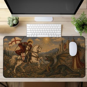 Può includere: Un tappetino da scrivania rettangolare con un'illustrazione dettagliata di San Giorgio su un cavallo bianco, che regge una bandiera con una croce rossa, di fronte a un drago verde. La scena include un castello in pietra sotto un sole luminoso.
