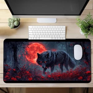 Könnte beinhalten: Ein schwarzer Wolf mit roten Augen steht in einem dunklen Wald mit einem roten Mond im Hintergrund. Der Wolf ist von roten Blumen umgeben.