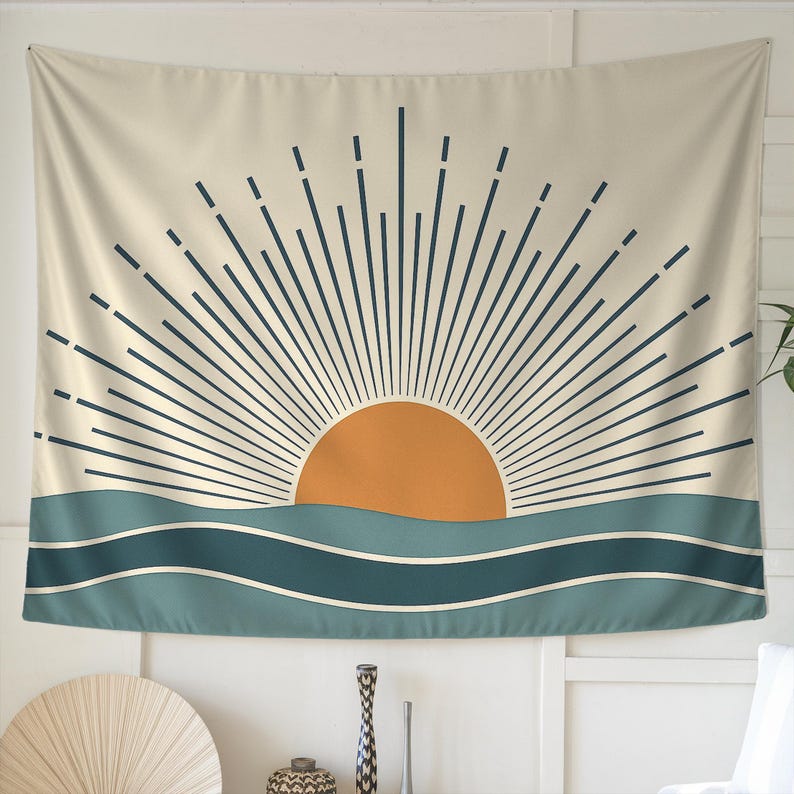 Pu&ograve; includere: Un arazzo beige con un design minimalista raffigurante un sole arancione che tramonta su onde blu. I raggi del sole sono raffigurati con linee blu navy che si irradiano verso l'esterno. L'arazzo &egrave; rettangolare.
