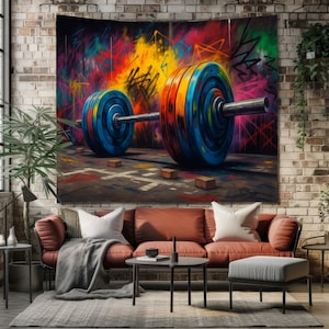 Könnte beinhalten: Ein lebendiges Wandtuch mit einer Langhantel und blauen und orangefarbenen Gewichtsscheiben. Der Hintergrund zeigt farbenfrohe Graffiti-Kunst. Das Wandtuch wird über einem roten Sofa in einem Wohnzimmer präsentiert.