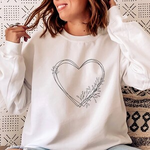 Minimal Valentine Sweatshirt for Women, Women&#39;s Valentine Floral Heart Crew Neck, Spring Sweatshirt, Gift for her
