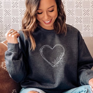 Minimal Heart Sweatshirt for Women, Floral Heart Crewneck for her, Minimalist Heart Hoodie, Spring Sweatshirt, Gift for her