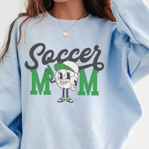 レトロなサッカーママのスウェットシャツ、かわいいサッカーママのクルーネック、サッカーセーター、サッカーゲームシャツ、サッカーママへのギフト、サッカー愛好家へのギフト