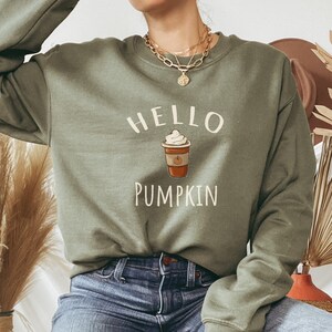 秋のコーヒー スウェットシャツ、ハロー パンプキン スウェットシャツ、パンプキン スパイス スウェットシャツ、かわいい秋のセーター、パンプキン スパイス ラテ、秋のクルーネック
