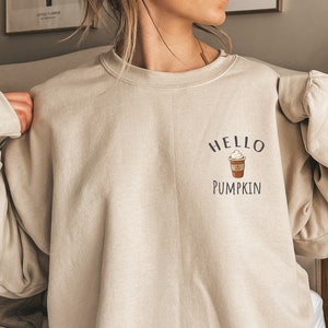 秋のコーヒー スウェットシャツ、ハロー パンプキン スウェットシャツ、パンプキン スパイス スウェットシャツ、かわいい秋のセーター、パンプキン スパイス ラテ、秋のクルーネック