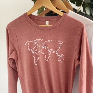 Chemise de voyage, t-shirt avion, t-shirt carte du monde, cadeau de voyage, t-shirt à manches longues voyage, aventure Explorez Wanderlust t-shirt à manches longues pour lui ou elle