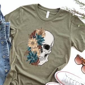 Blüten-Schädel-Shirt, Halloween-Shirt, Blumenschädel Boho-Grafik-T-Shirt, Frauen-Herbst-Shirt, Blumen-Schädel-Skelett-T-Shirt, Skelettblüten