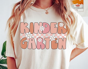 幼稚園シャツ、Comfort Colors®、レトロな幼稚園教師Tシャツ、幼稚園チーム教師Tシャツ、新学期シャツ、教師へのギフト