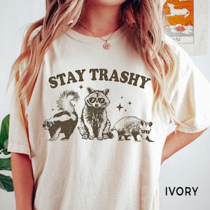 Camiseta engraçada com meme de guaxinim Stay Trashy, Comfort Colors®, camisetas gráficas engraçadas, camiseta vintage Nostalgia Raccoon Skunk Opossum, presentes engraçados
