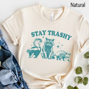 Camiseta engraçada de guaxinim Stay Trashy, camisetas engraçadas para homens ou mulheres, camiseta nostálgica vintage de guaxinim gambá, presentes engraçados