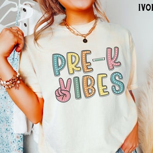 Retro Pre K Vibes Shirt, Comfort Colors®, Pre K Lehrer T-Shirt, Zurück zu Schullehrer Team Shirts, PreK Geschenke, Kinder erster Tag von Pre-K Tee