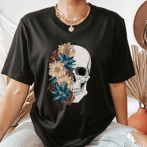 Blüten-Schädel-Shirt, Halloween-Shirt, Blumenschädel Boho-Grafik-T-Shirt, Frauen-Herbst-Shirt, Blumen-Schädel-Skelett-T-Shirt, Skelettblüten