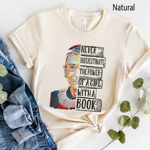 RBG Shirt, Ruth Bader Ginsburg Mädchen mit einem Buch Shirt Geschenk, Ruth Bader Ginsburg Shirt für Mädchen, Ermächtigung Buch-Liebhaber Geschenk für Mädchen