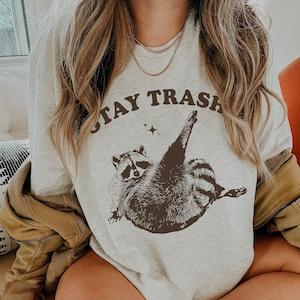 Camiseta engraçada com meme de guaxinim Stay Trashy, camisetas femininas engraçadas, camiseta vintage nostálgica de guaxinim, camiseta gráfica unissex, presente engraçado para ela