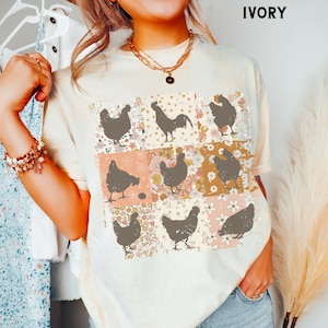 Boho Chickens-skjorta, Comfort Colors®, retro lantlig blommig bakgårdskyckling-t-shirt, estetiska kläder för cottagecore, kycklingpresent till henne
