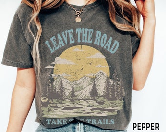 Lassen Sie die Straße nehmen Spuren, Comfort Colors® T-Shirt, Boho Camping Shirt, entdecken Sie mehr Wanderlust TShirt, Abenteuer erwartet Naturliebhaber Geschenke