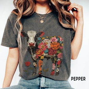 Camisa de vaca con estampado floral boho, Comfort Colors®, remera de vaca con estilo rústico retro, ropa estética cottagecore, regalo para amantes de las vacas