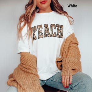 Koszula nauczycielska, koszulka Teach Comfort Colors® z nadrukiem w panterkę, koszulki dla nauczycieli z nadrukowanymi literami Varsity, prezent z podziękowaniami White