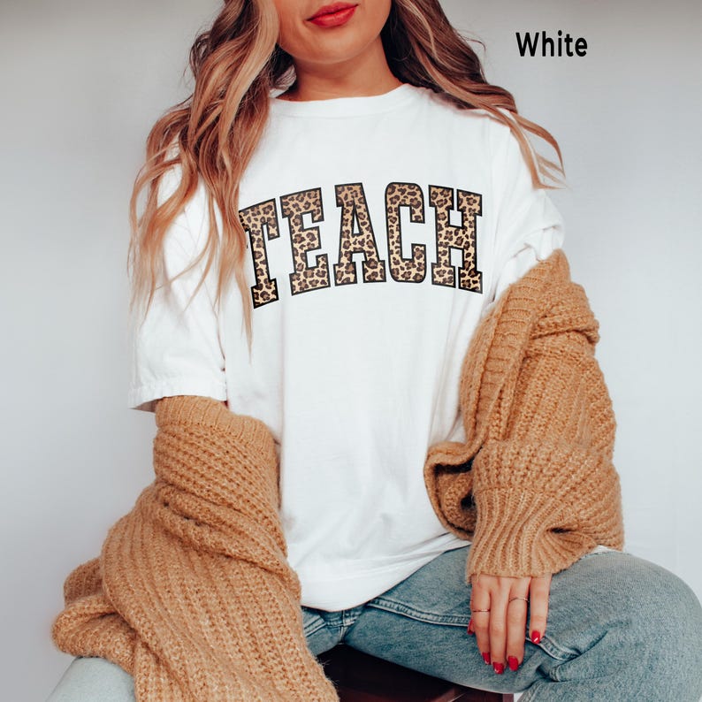 Koszula nauczycielska, koszulka Teach Comfort Colors® z nadrukiem w panterkę, koszulki dla nauczycieli z nadrukowanymi literami Varsity, prezent z podziękowaniami White