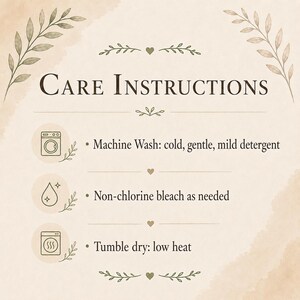 Może przedstawiać: Beżowa karta z instrukcją prania, ciemnobrązowym tekstem i botanicznymi ilustracjami. Tekst zawiera: Care Instructions, Machine Wash: cold, gentle, mild detergent, Non-chlorine bleach as needed oraz Tumble dry: low heat, wraz z ikonami.