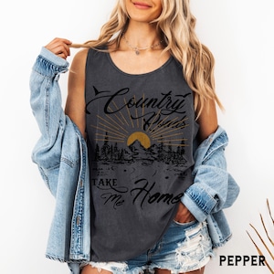K&ouml;nnte beinhalten: Dunkelgraues Tanktop mit dem Text "Country Roads Take Me Home" in Schreibschrift. Die Grafik zeigt eine Sonne, Berge und B&auml;ume. Das Wort "Pepper" ist unten rechts aufgedruckt.