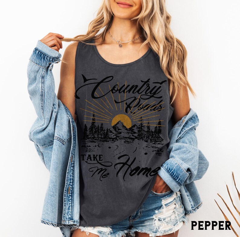 K&ouml;nnte beinhalten: Dunkelgraues Tanktop mit dem Text "Country Roads Take Me Home" in Schreibschrift. Die Grafik zeigt eine Sonne, Berge und B&auml;ume. Das Wort "Pepper" ist unten rechts aufgedruckt.