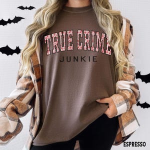 True Crime Junkie Shirt, Comfort Colors® Murder Filme zeigen Podcast Serienmörder T-Shirt, Mystery Liebhaber Geschenke Bild 3