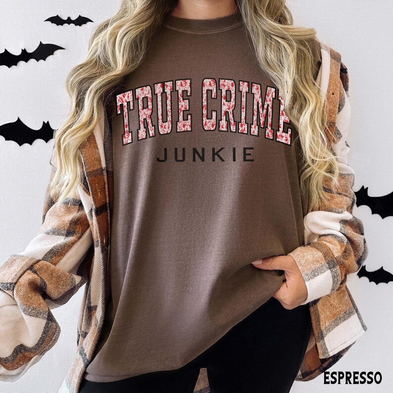 True Crime Junkie Shirt, Comfort Colors® Murder Filme zeigen Podcast Serienmörder T-Shirt, Mystery Liebhaber Geschenke Bild 3