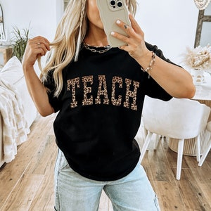 Koszula nauczycielska, koszulka Teach Comfort Colors® z nadrukiem w panterkę, koszulki dla nauczycieli z nadrukowanymi literami Varsity, prezent z podziękowaniami Black