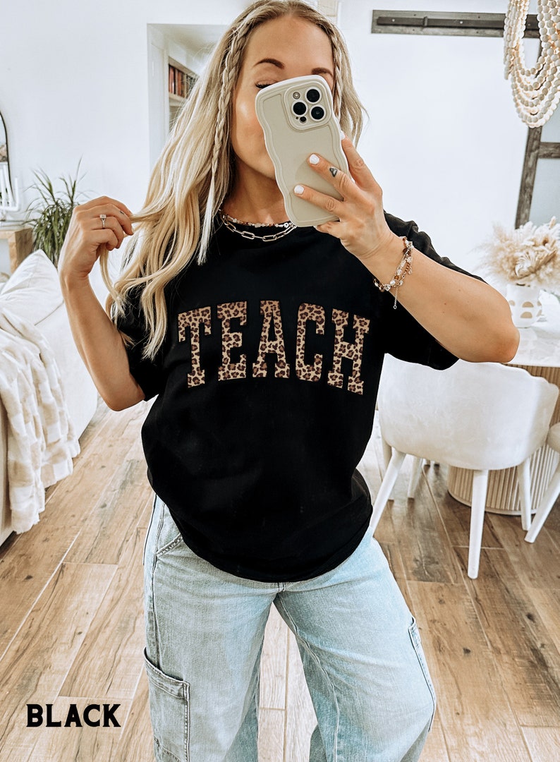 Koszula nauczycielska, koszulka Teach Comfort Colors® z nadrukiem w panterkę, koszulki dla nauczycieli z nadrukowanymi literami Varsity, prezent z podziękowaniami Black