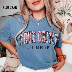 True Crime Junkie Shirt, Comfort Colors® Murder Filme zeigen Podcast Serienmörder T-Shirt, Mystery Liebhaber Geschenke Blue Jean