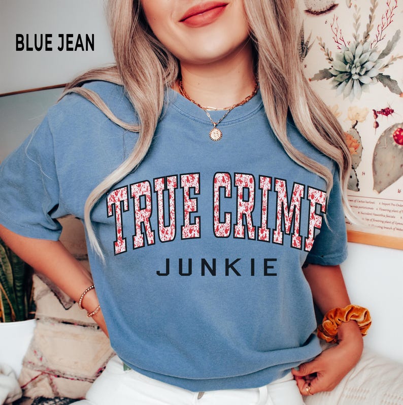 True Crime Junkie Shirt, Comfort Colors® Murder Filme zeigen Podcast Serienmörder T-Shirt, Mystery Liebhaber Geschenke Blue Jean