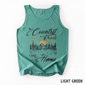 K&ouml;nnte beinhalten: Hellgr&uuml;nes Tanktop mit dem Text "Country Roads Take Me Home" in schwarzer Schrift und einer Grafik von Berg, B&auml;umen und Sonne. Das Shirt ist einfarbig und hat einen Rundhalsausschnitt.