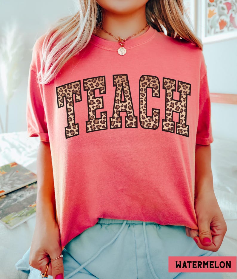 Koszula nauczycielska, koszulka Teach Comfort Colors® z nadrukiem w panterkę, koszulki dla nauczycieli z nadrukowanymi literami Varsity, prezent z podziękowaniami Watermelon