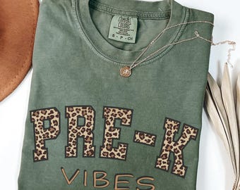 Camiseta Pre K, Comfort Colors®, Camisetas del Equipo de Maestros de Pre K, Linda Camiseta con Estampado de Leopardo para el Regreso a Clases, Camiseta para Niños del Primer Día de Pre Kindergarten