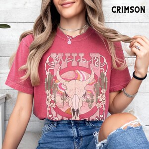 Camiseta del Salvaje Oeste, camiseta unisex bohemia con calavera de toro Comfort Colors®, camiseta de rodeo con vaca del desierto, regalos del Oeste Crimson