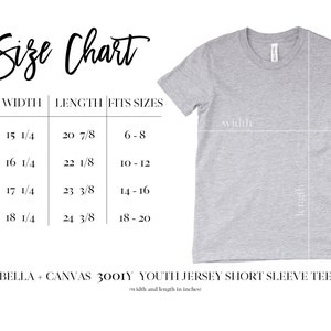 Puede incluir: Una camiseta de manga corta de punto de jersey juvenil Bella + Canvas gris claro con una tabla de tallas. La tabla enumera las tallas YS, YM, YL y YXL, con anchos y largos en pulgadas. El ancho de la camiseta es de 38,7 cm a 46,4 cm, y la longitud es de 53 cm a 61,9 cm.