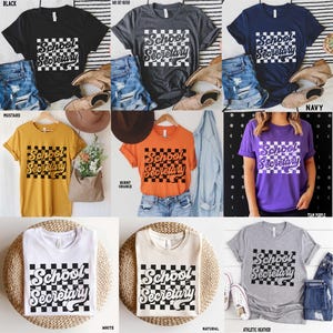 Peut inclure: Une collection de t-shirts avec un graphisme r&eacute;tro du texte "School Secretary" sur un fond &agrave; carreaux. Les t-shirts sont disponibles dans une vari&eacute;t&eacute; de couleurs, notamment le noir, le moutarde, l'orange br&ucirc;l&eacute;, le blanc, le naturel, le gris chin&eacute;, le marine et le violet.